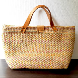 麻ひもとウール毛糸で編んだトートバッグ